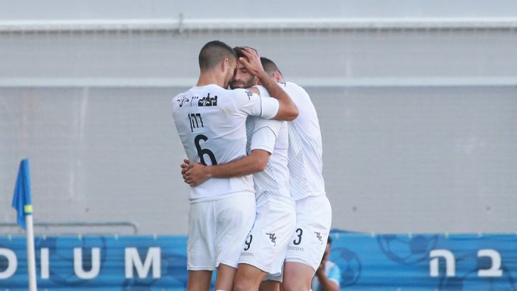 שחקני קריית שמונה חוגגים