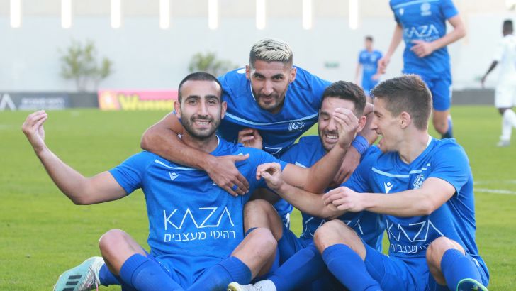 שחקני מכבי פתח תקווה חוגגים