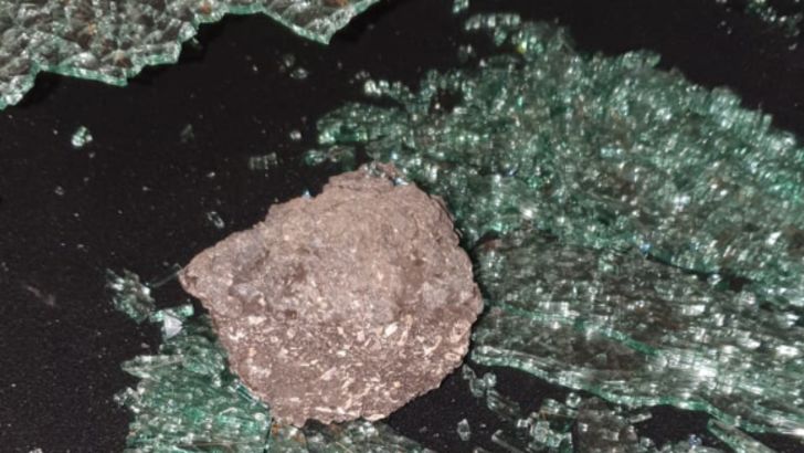 אבן נזרקת לרכב של אוהדי מכבי חיפה