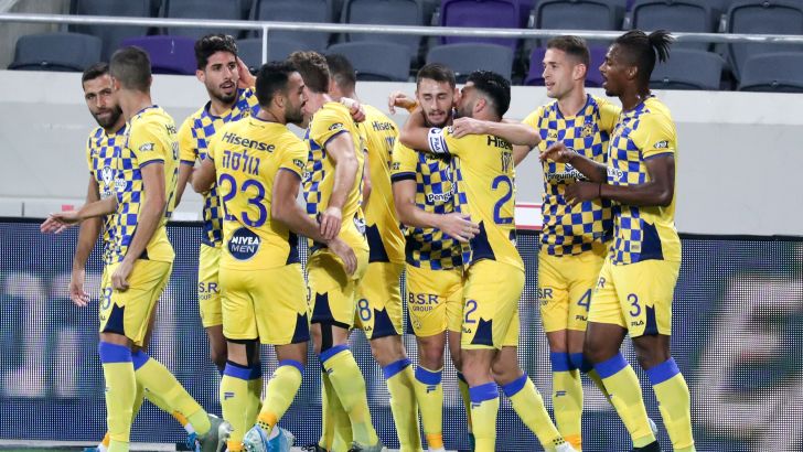 שחקני מכבי תל אביב חוגגים