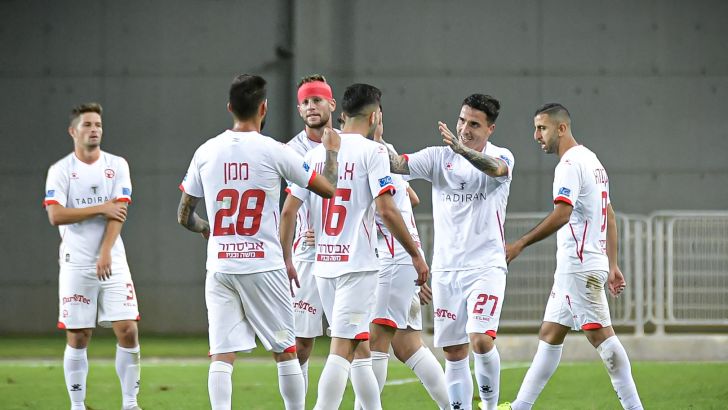 שחקני הפועל חיפה חוגגים