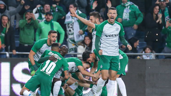 שחקני מכבי חיפה חוגגים