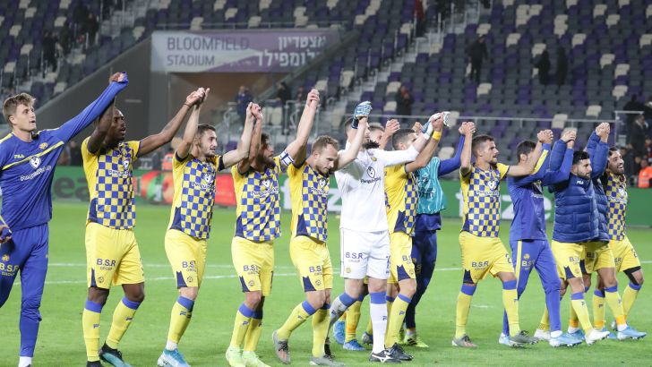 שחקני מכבי תל אביב חוגגים