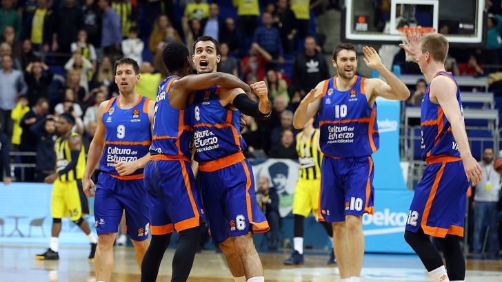 שחקני ולנסיה חוגגים בסיום