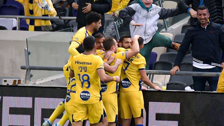 שחקני מכבי תל אביב חוגגים