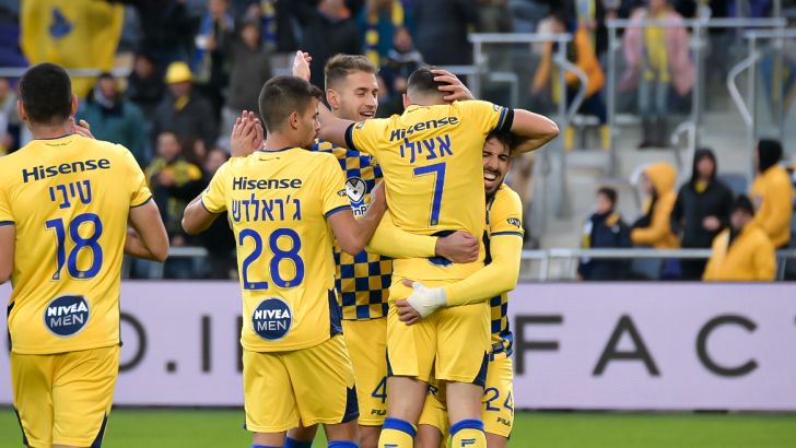 שחקני מכבי תל אביב חוגגים