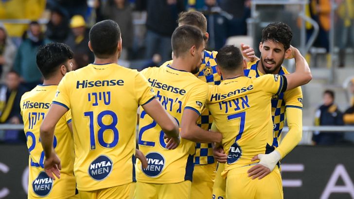 שחקני מכבי תל אביב חוגגים