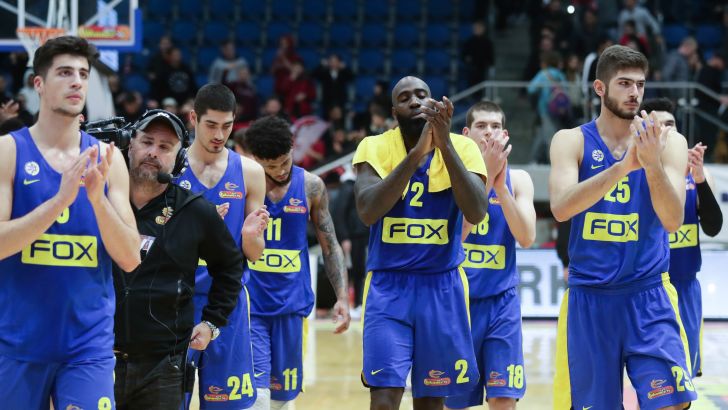 שחקני מכבי תל אביב חוגגים