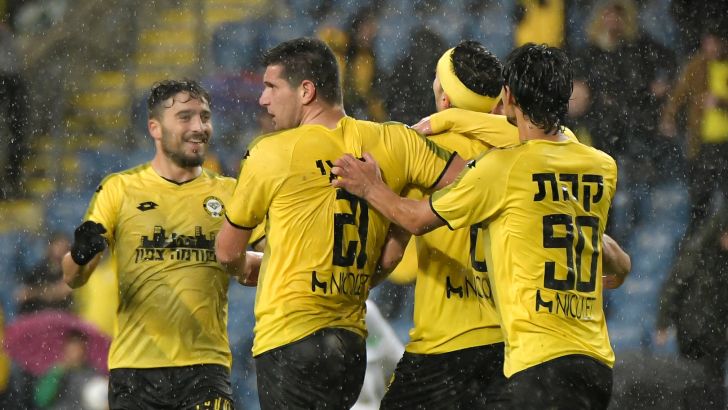 שחקני מכבי נתניה חוגגים