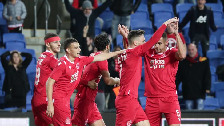 שחקני הפועל תל אביב חוגגים