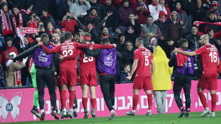 שחקני הפועל תל אביב חוגגים