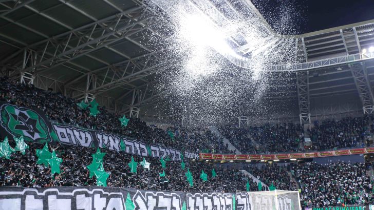 קונפטי מהיציע של אוהדי מכבי חיפה