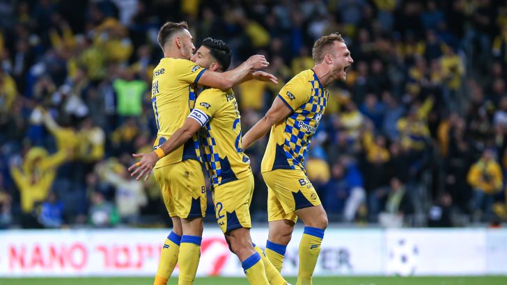 שחקני מכבי תל אביב חוגגים