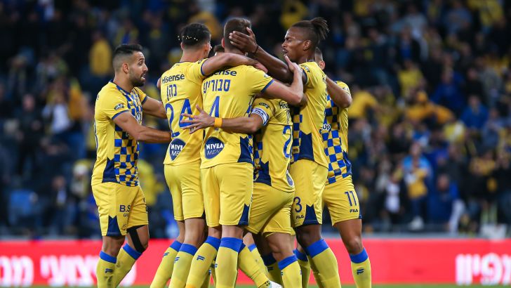 שחקני מכבי תל אביב חוגגים