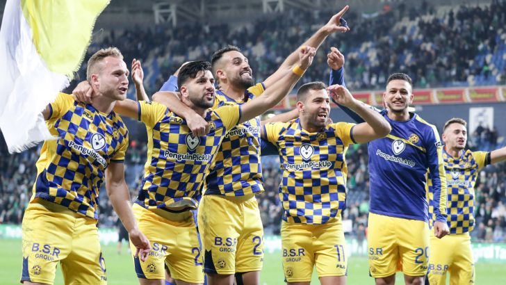 שחקני מכבי תל אביב חוגגים