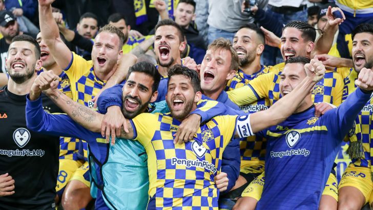 שחקני מכבי תל אביב חוגגים