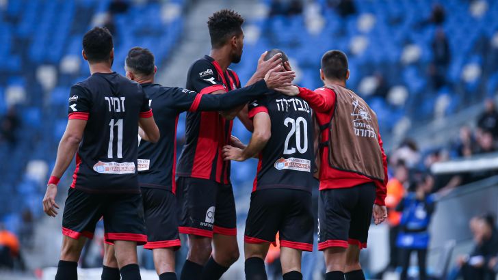 שחקני הפועל חיפה חוגגים