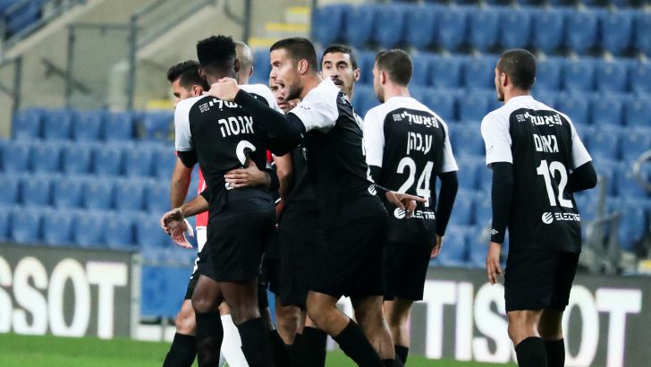 שחקני הפועל רעננה חוגגים