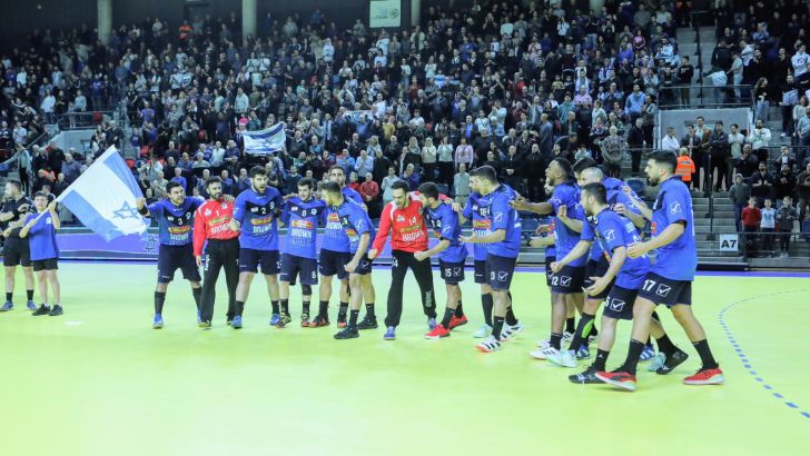 שחקני נבחרת ישראל חוגגים