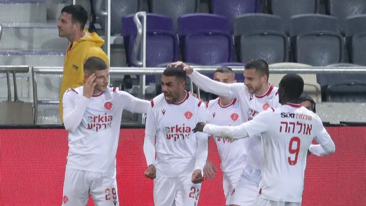 שחקני הפועל תל אביב חוגגים