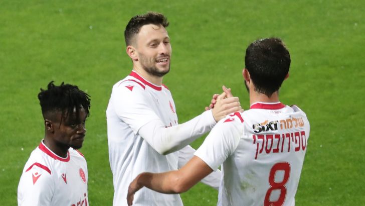 שחקני הפועל תל אביב חוגגים