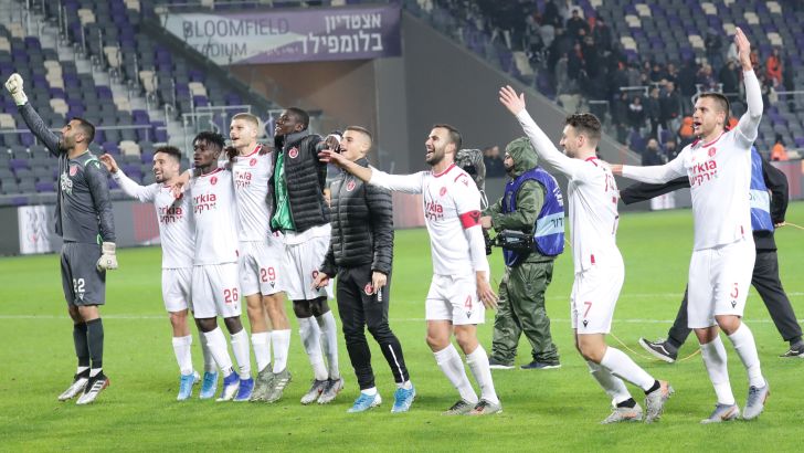 שחקני הפועל תל אביב חוגגים