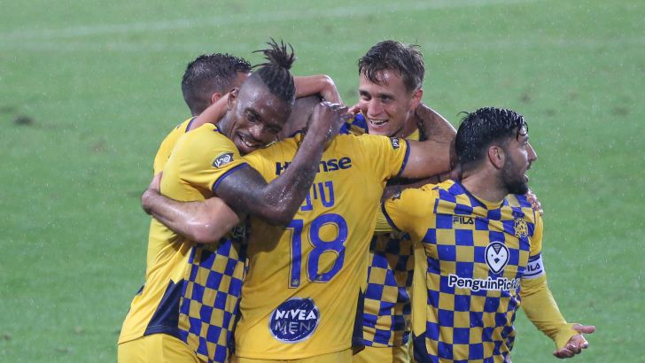 שחקני מכבי תל אביב חוגגים