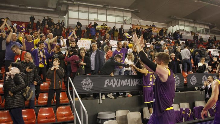 טי.ג'יי קליין, אוהדי הפועל חולון