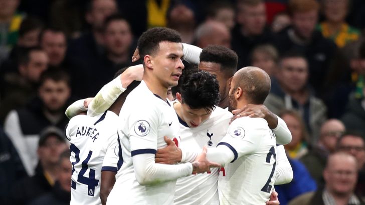 שחקני טוטנהאם חוגגים עם דלה עלי