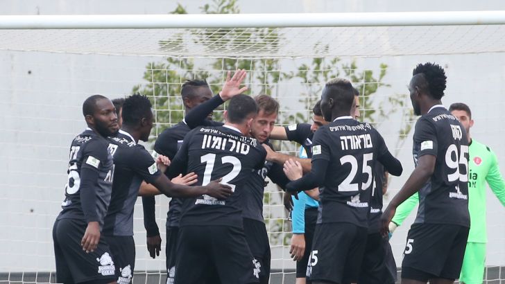 שחקני הפועל כפר סבא חוגגים