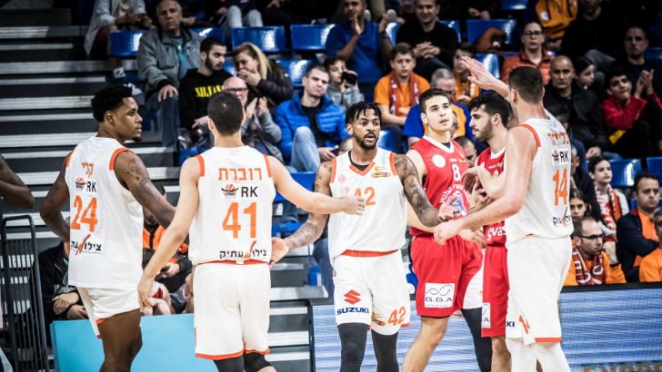 שחקני מכבי ראשון לציון חוגגים