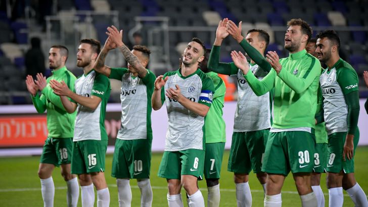 שחקני מכבי חיפה חוגגים