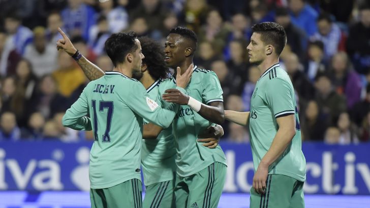 שחקני ריאל מדריד חוגגים עם ויניסיוס ג'וניור