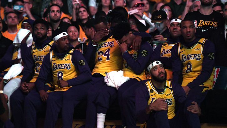 שחקני לוס אנג'לס לייקרס בוכים