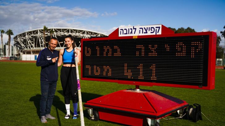 מיכל טוקר ומאמנה