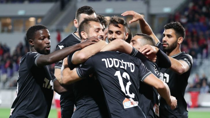 שחקני הפועל חיפה חוגגים