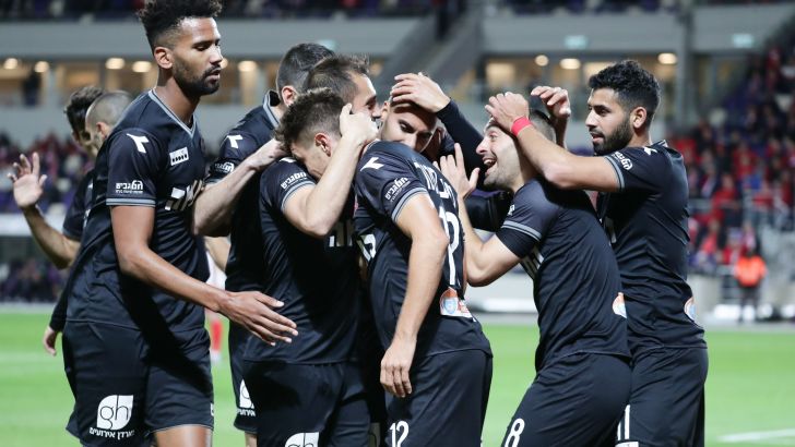 שחקני הפועל חיפה חוגגים