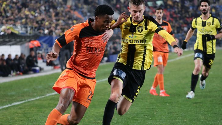 מקס גרצ'קין נאבק עם מילאלי מאייאמבלה