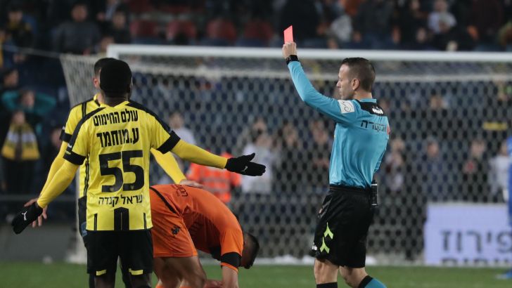 אוראל גרינפלד שולף כרטיס אדום