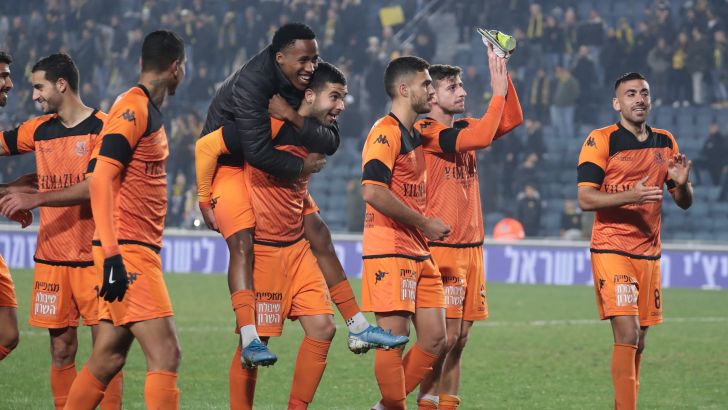 שחקני בני יהודה חוגגים