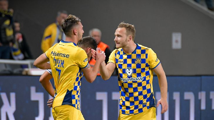 דן גלזר חוגג עם עומר אצילי