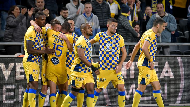 שחקני מכבי תל אביב חוגגים