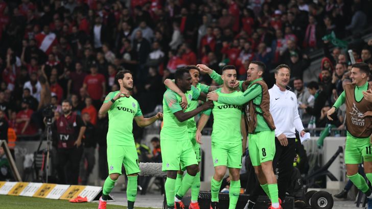 שחקני מכבי חיפה חוגגים