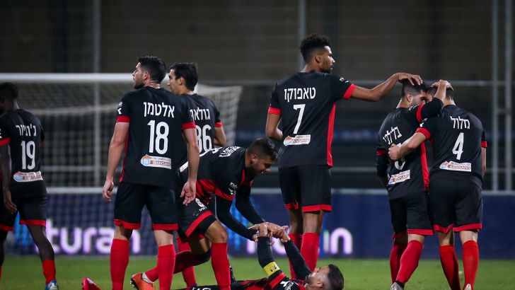 שחקני הפועל חיפה חוגגים