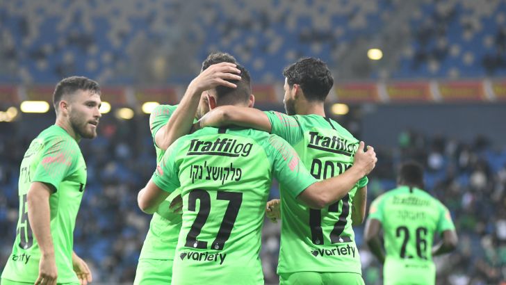 שחקני מכבי חיפה חוגגים