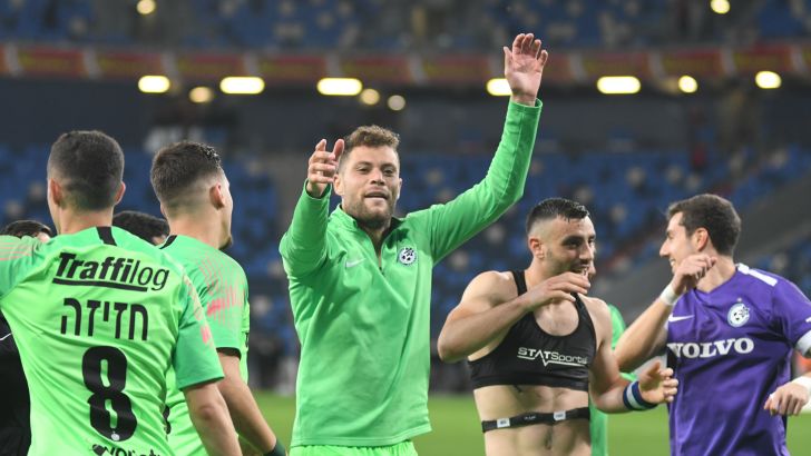 שחקני מכבי חיפה חוגגים