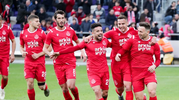 שחקני הפועל תל אביב חוגגים