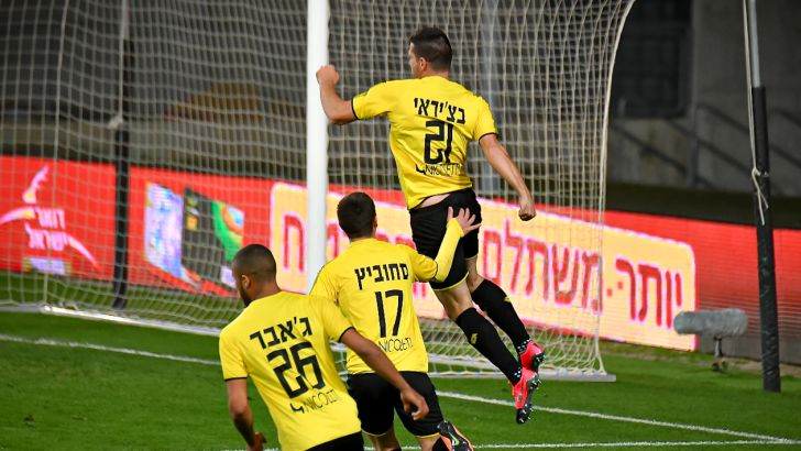 שחקני מכבי נתניה חוגגים