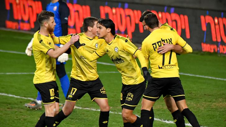 שחקני מכבי נתניה חוגגים