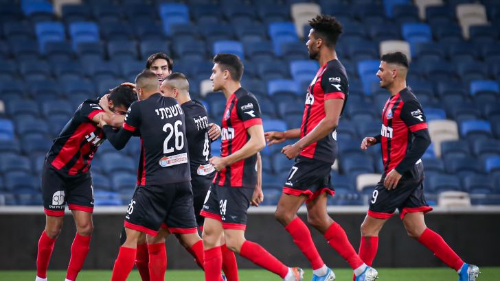 שחקני הפועל חיפה חוגגים